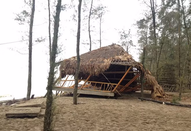 Chòi ở ven biển xã Quảng Cư, Thanh Hóa đổ sụp, xiêu vẹo trước những trận gió lớn.