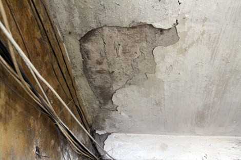 Những mảng tưởng bị bong tróc, nứt nẻ, thường xuyên rơi xuống lối đi.