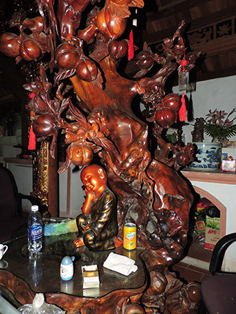 Tiền để mua bộ bàn ghế này, ông Điệp (đội 4 xã Chàng Sơn) cùng nhiều người khác cho biết có thể lấy từ số tiền 300 triệu từ một người dân cạnh chùa công đức. Vì sau khi công đức, chùa không được tu sửa gì, nhưng vị sư này lại đưa về bộ bàn ghế.