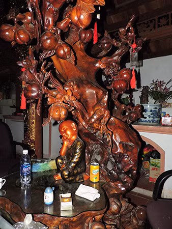 Tiền để mua bộ bàn ghế này, ông Điệp (đội 4 xã Chàng Sơn) cùng nhiều người khác cho biết có thể lấy từ số tiền 300 triệu từ một người dân cạnh chùa công đức. Vì sau khi công đức, chùa không được tu sửa gì, nhưng vị sư này lại đưa về bộ bàn ghế.