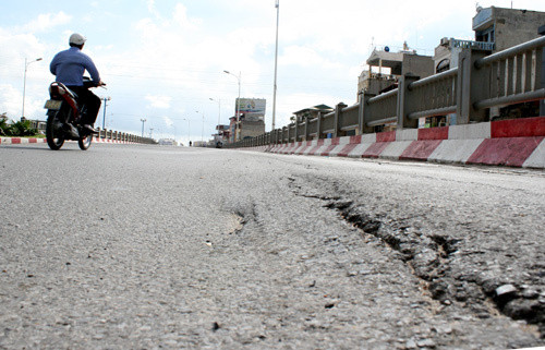 Sau đó không lâu, những đoạn này đã được khắc phục bằng một lớp nhựa mới, tuy nhiên, mặt cầu lại tiếp tục những vết sụt lún chằng chịt kéo dài tại khu vực đường dẫn phía nam, khiến phương tiện qua lại khó khăn.Ảnh: An Ninh Thủ Đô.