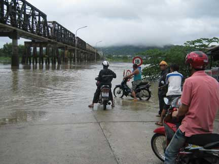 Tại Phú Yên, nhiều nơi cũng ngập nặng. Ảnh chụp nước sông Kỳ Lộ dâng cao làm ngập cầu La Hai. Ảnh: Báo Phú Yên.