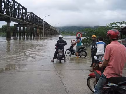 Tại Phú Yên, nhiều nơi cũng ngập nặng. Ảnh chụp nước sông Kỳ Lộ dâng cao làm ngập cầu La Hai. Ảnh: Báo Phú Yên.