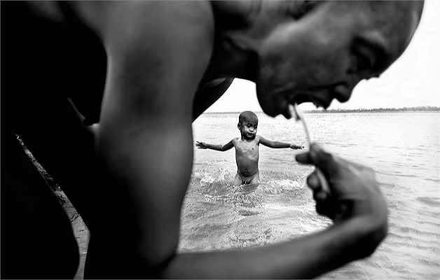 Mùi chải răng bằng nước sông Hồng, và Phả, tắm phía sau. Hệ thống cống của thành phố đổ vào đây.