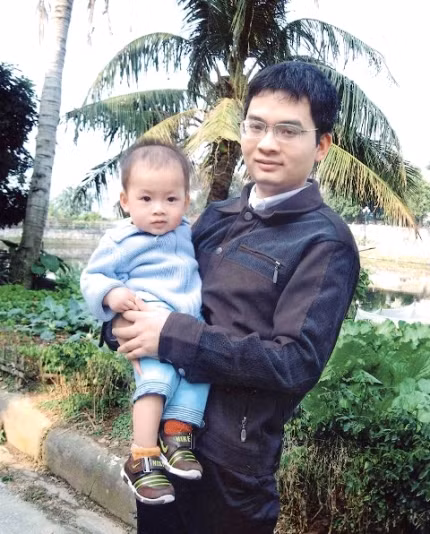 Người cha yêu Toán đã và đang nghĩ đến việc biên soạn cho con trai và các bé cùng tuổi ở Việt Nam một bộ sách giáo khoa Toán trực quan, sâu sắc. Ảnh: Tiền Phong.