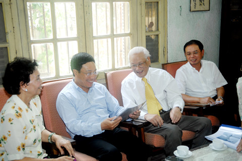 Ảnh: Thế giới &amp; Việt Nam.