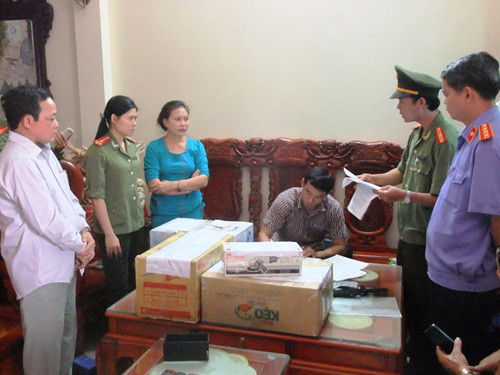 Đối tượng Nguyễn Thanh Thúy đã bị công an bắt giữ. Người mặc áo xanh trong ảnh là Mẫn Thị Duyên, vợ Thúy.