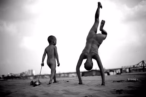 Anh viết: Tôi đã gặp Lê Thị Mùi và con đi trên cầu Long Biên vào một buổi chiều. Tôi nhìn thấy họ từ xa, Mùi bước đi, tay sách cả gia tài, mình trần trụi, chỉ mặc mỗi cái quần ngắn; Phả, con bà, chân đất, đi phía trước.