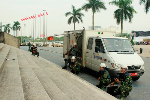 Sau khi bắt giữ các đối tượng khủng bố và giải cứu con tin, lực lượng cảnh sát đặc nhiệm tiếp cận hiện trường để rà phá bom mìn