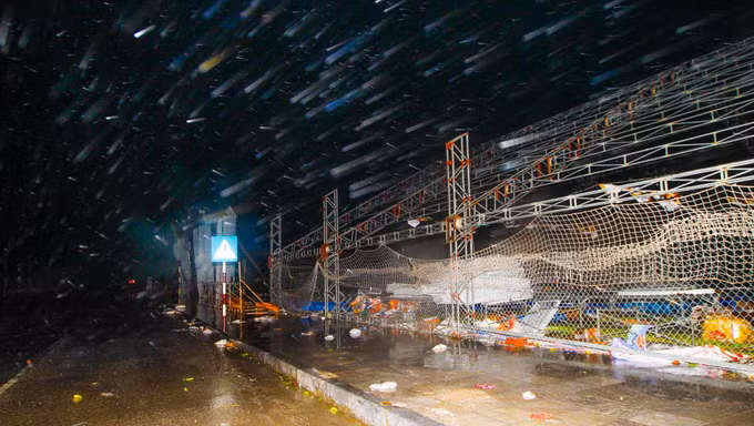 Hàng loạt lều bạt ở Quảng Ninh bị gió thổi bay chỉ còn trơ lại phần khung. Ảnh: Tuổi Trẻ.