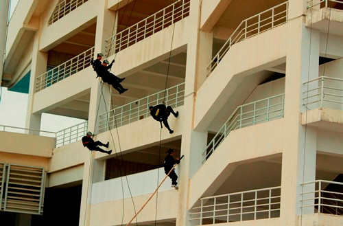 Lực lượng đặc nhiệm tiếp cận đối tượng từ trên cao