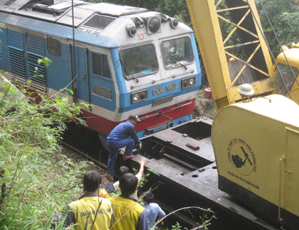 Lực lượng cứu hộ đang nỗ lực cẩu đầu tàu trở lại đường ray.