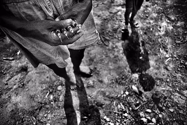 Mùi cầm trên tay bốn ông kim tiêm heroin mới nhặt được, với Phả đứng bên cạnh. Một ngày sau lễ hội hàng năm nhân dịp Tết ở Hà Nội số kim tiêm heroin gia tăng đáng kể, khoảng 70 ống quanh nơi cô đi lại mỗi ngày dưới cầu Long Biên.