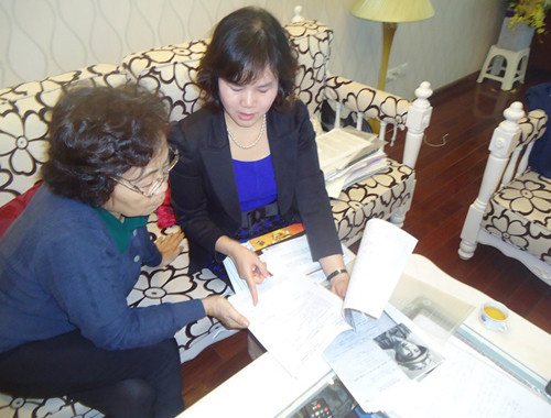 Nhà ngoại cảm Phan Thị Bích Hằng (phải) đang trao đổi về hồ sơ xét nghiệm ADN với nhà giáo Quan Lệ Lan.