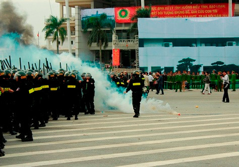 Đám đông ném hỏa mù vào lực lượng cảnh sát