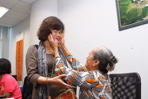 Bà Phan Thị Bích Hằng bật khóc khi gặp người thân của liệt sĩ Phùng Chí Kiên vào sáng nay. Ảnh: Petrotimes.