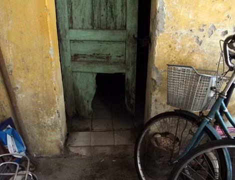 Khu nhà C5 Quỳnh Mai những mảng tường đã bị toác từng mảng lớn.