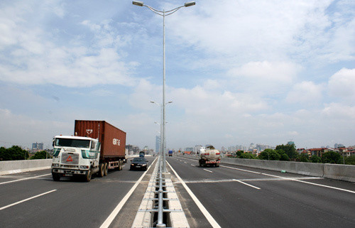 Vượt tiến độ tới 18 tháng nhưng đường trên cao vành đai 3 (Hà Nội) được đưa vào sử dụng chưa đầy một năm đã xuống cấp, xuất hiện nhiều vết vá, vết sụt lún sâu 2 - 3 cm, kéo dài hàng trăm mét.