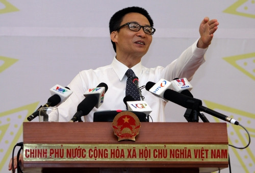 Hình ảnh thường thấy nhất của Bộ trưởng Vũ Đức Đam là giơ, chỉ tay khi phát biểu, trả lời, cho thấy một tinh thần diễn thuyết rất hăng say. Ảnh: Văn phòng Chính phủ.