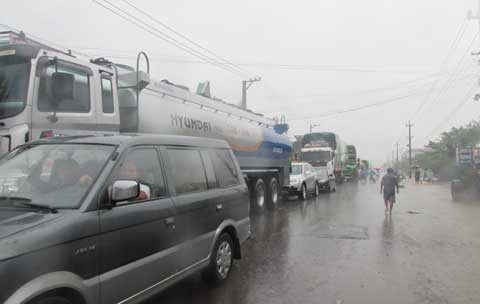 Mưa lũ làm giao thông tê liệt, lượng xe ách tắc 2 bên đầu cầu 15 kéo dài hàng km.