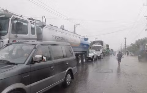 Mưa lũ làm giao thông tê liệt, lượng xe ách tắc 2 bên đầu cầu 15 kéo dài hàng km.