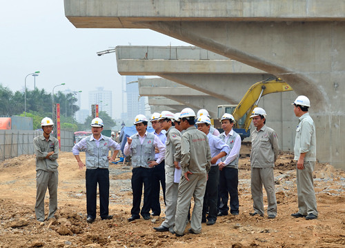 Hội đồng nghiệm thu Nhà nước đã khuyến cáo chủ đầu tư cần xử lý vết nứt ở mặt cầu phía Vĩnh Ngọc trước khi trải lớp bê tông nhựa, có biện pháp bảo vệ cáp cầu dây văng khi thi công. Riêng vị trí vỏ bọc cáp đã bị hư hỏng, phải có đánh giá và có biện pháp xử lý. Ảnh: VTC News.