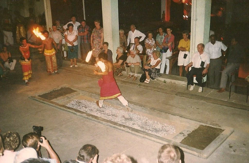 Du khách Tây thích thú với màn bước đi trên than hồng ở Kandy.