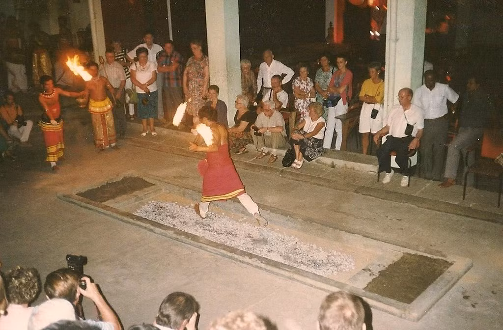 Du khách Tây thích thú với màn bước đi trên than hồng ở Kandy.