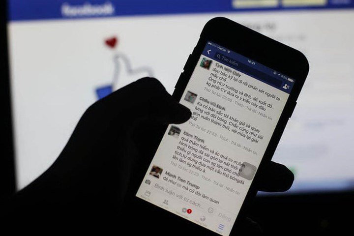  6. Những điều có thể ảnh hưởng đến sự nghiệp của bạn. Việc tải lên những trạng thái như “Tôi ghét công việc này” hoặc “Tôi hy vọng một ngày nào đó tôi tìm được một người sếp đánh giá cao tôi” có thể ảnh hưởng đến cuộc sống nghề nghiệp hiện tại của bạn. Có khả năng cao hơn mà nhà tuyển dụng của bạn sẽ nhìn thấy những điều này. Như chúng tôi đã đề cập ở trên, không có gì là riêng tư. 