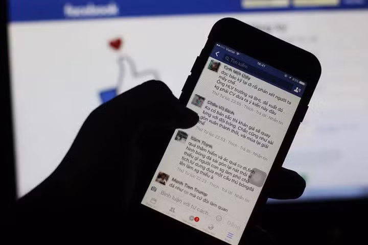  6. Những điều có thể ảnh hưởng đến sự nghiệp của bạn. Việc tải lên những trạng thái như “Tôi ghét công việc này” hoặc “Tôi hy vọng một ngày nào đó tôi tìm được một người sếp đánh giá cao tôi” có thể ảnh hưởng đến cuộc sống nghề nghiệp hiện tại của bạn. Có khả năng cao hơn mà nhà tuyển dụng của bạn sẽ nhìn thấy những điều này. Như chúng tôi đã đề cập ở trên, không có gì là riêng tư. 