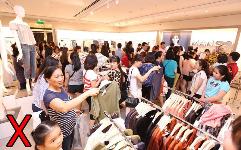 Không những thế còn khiến linh hồn ma quỷ đeo bám, ẩn ấp bên trong quần áo để gây rối, cản trở công việc, cuộc sống của gia chủ. 