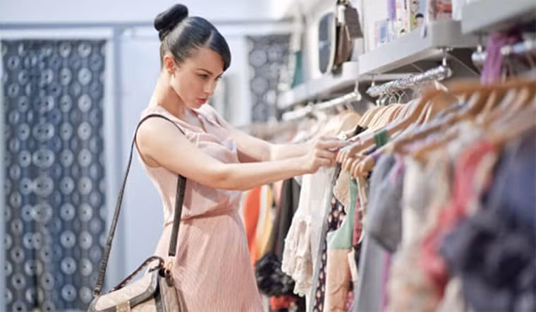 Không nên mua quần áo. Đa phần vào tháng 7 âm lịch, mọi người sẽ không mua quần áo mới, nhất là quần áo màu trắng. Bởi mua quần áo vào tháng cô hồn sẽ bị các vong linh mượn quần áo để trêu chọc, quấy phá gia chủ.