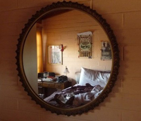 Không nên mua gương kính. Trong tháng cô hồn, gia chủ không nên mua gương kính. Bởi thông qua gương kính bạn có thể nhìn thấy hình ảnh của linh hồn ma quỷ. Mặc khác, gương kính bị vỡ thường đem lại điềm báo xui xẻo và tai ương nguy hiểm cho gia chủ và mọi người xung quanh. 