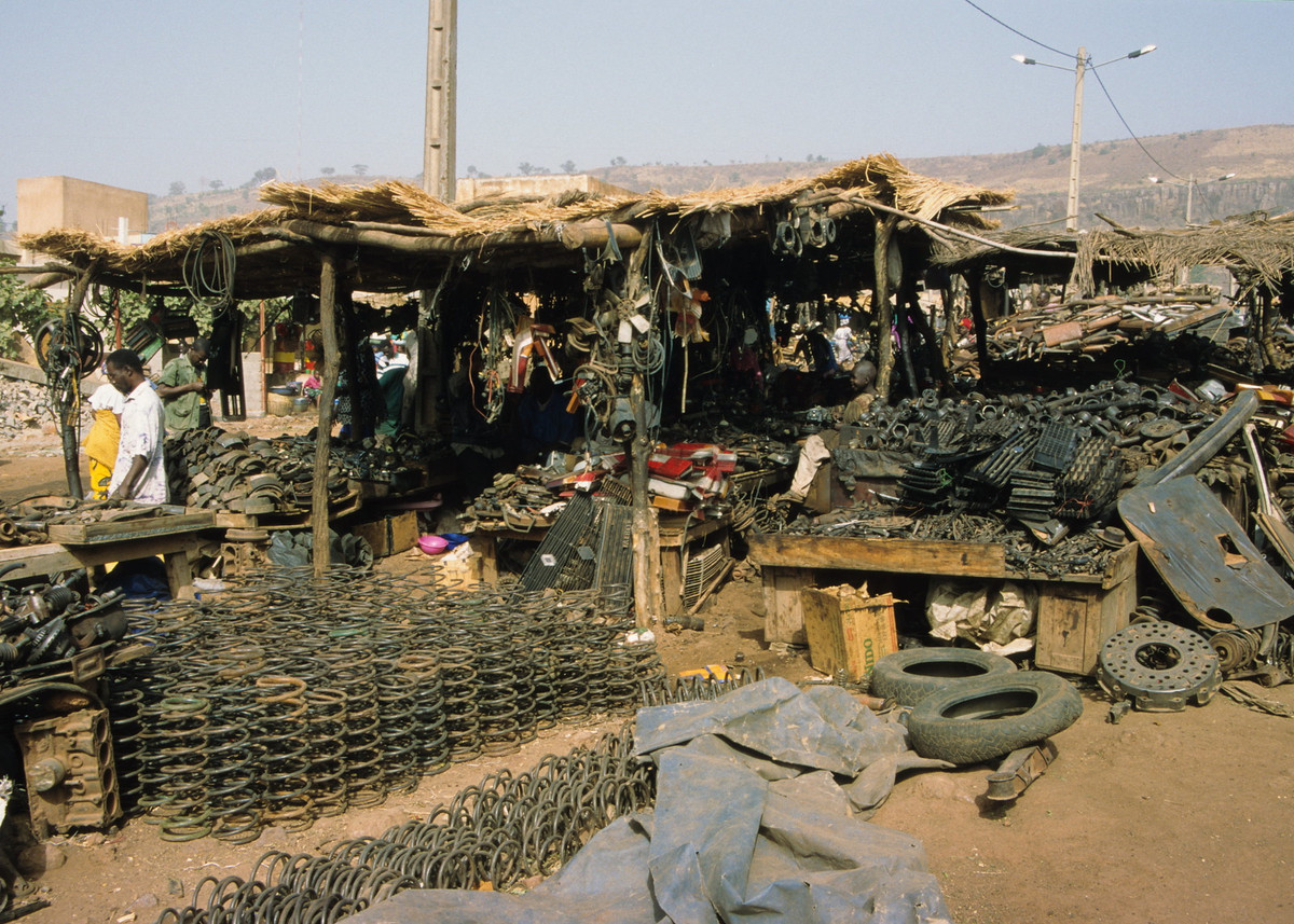 Cửa hàng bán những bộ phận tháo dỡ từ ô tô cũ ở Bamako.