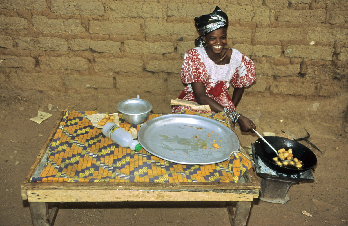 Cô gái Bamako đang nấu một món ăn truyền thống.