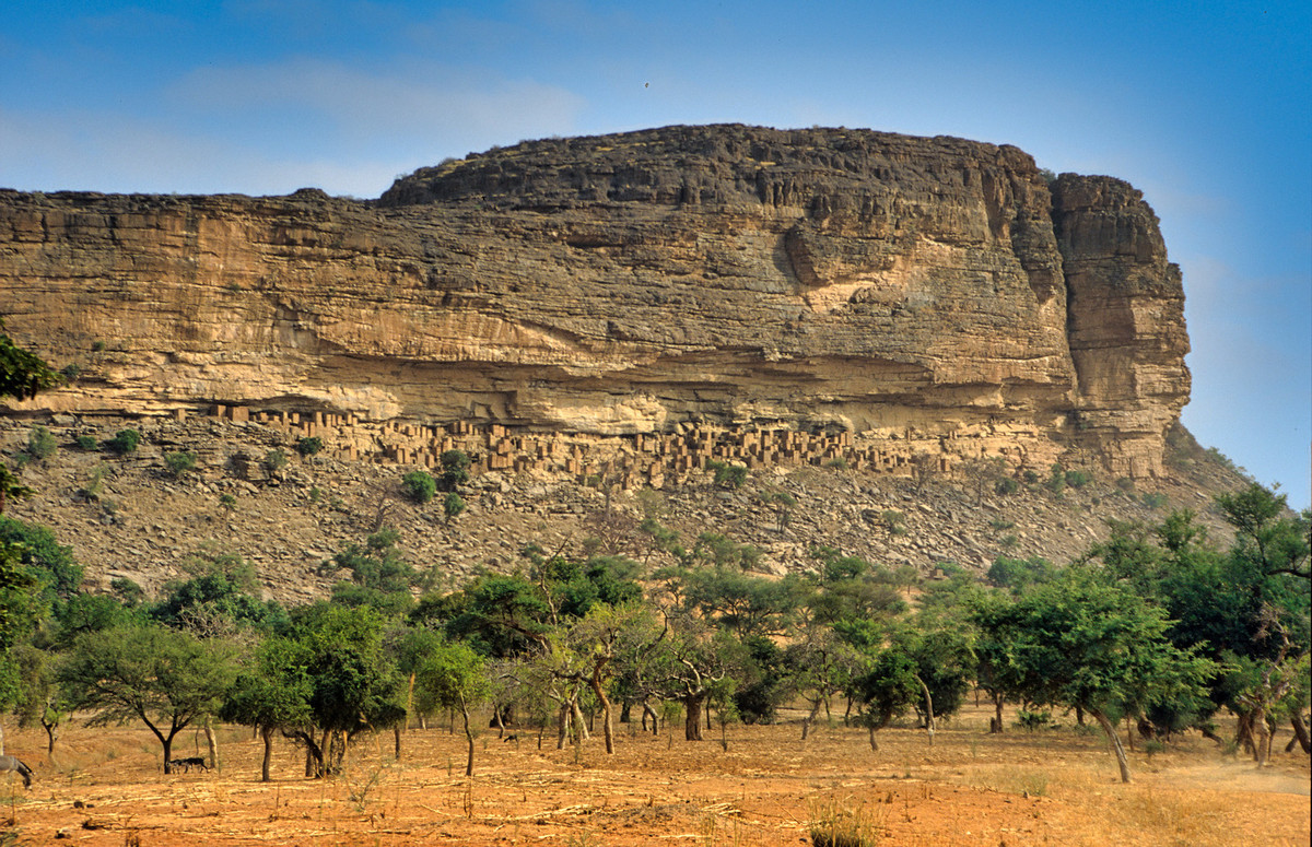 Vách đá Bandiagara, một kỳ quan thiên nhiên ở vùng Dogon được tạo nên bởi một vách sa thạch cao đến 500 mét so với những đồng cát thấp hơn ở lân cận.