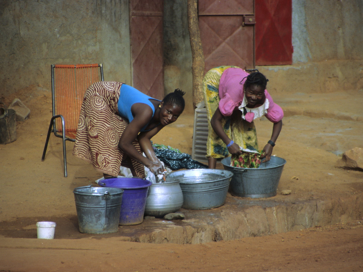 Hai phụ nữ địa phương giặt quần áo ở thành phố Bamako.
