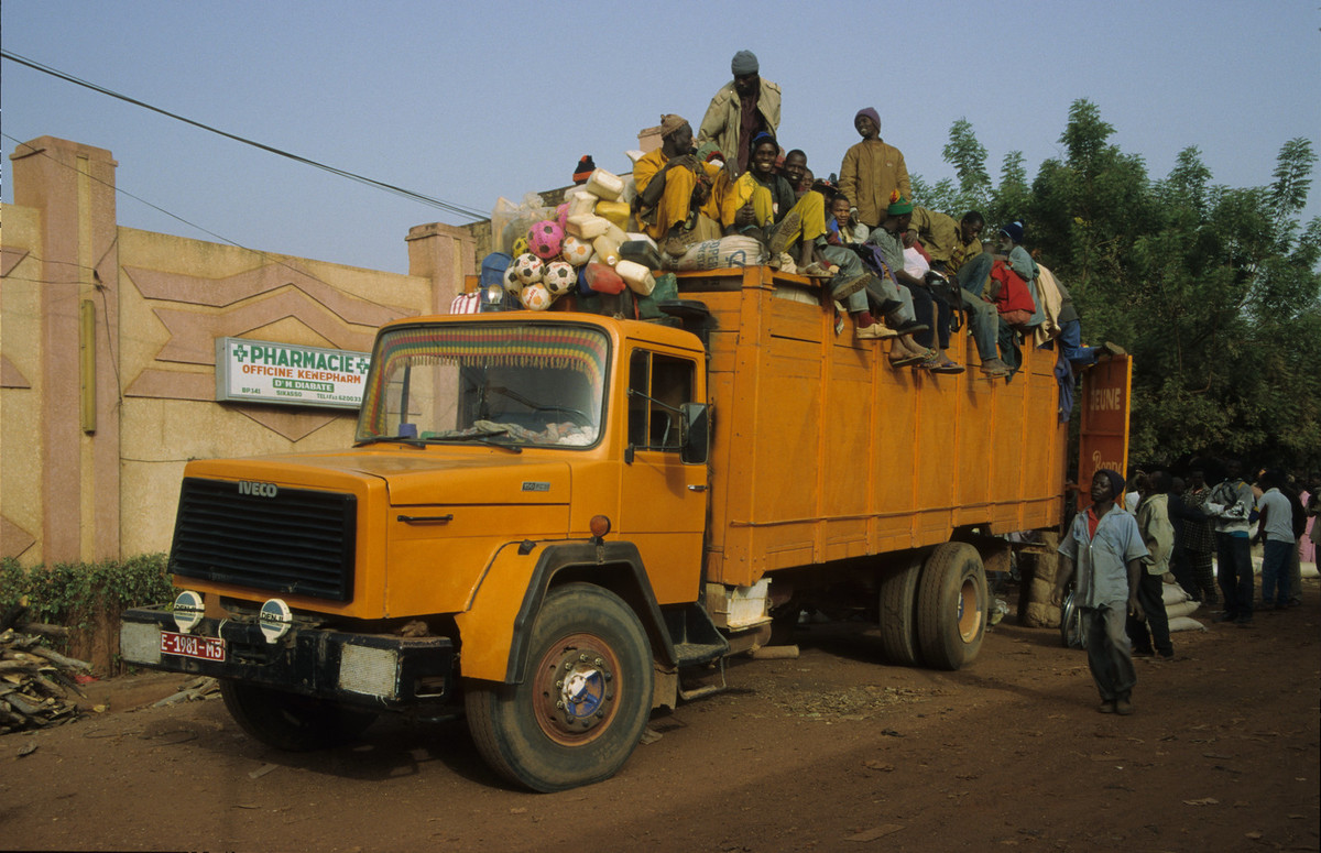 Chiếc xe tải chở đầy người trên nóc ở Sikasso, thành phố miền Nam Mali.