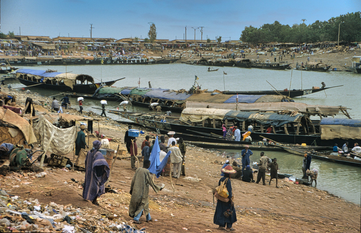 Bến tàu ở Mopti, đô thị nằm ở ngã ba sông Nigeria và sông Bani, cách thủ đô Bamako 630 km về phía Đông Bắc.