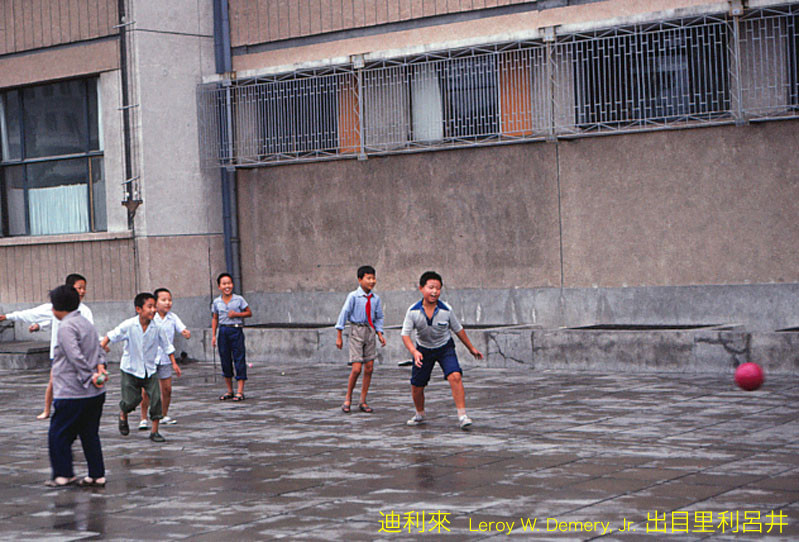 Các học sinh đá bóng trên đường phố Bắc Kinh.