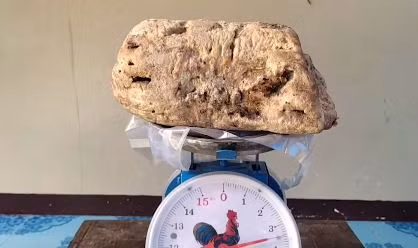 Nhat duoc khoi xau xi troi dat, ngu dan ngheo sap “om mo tien”