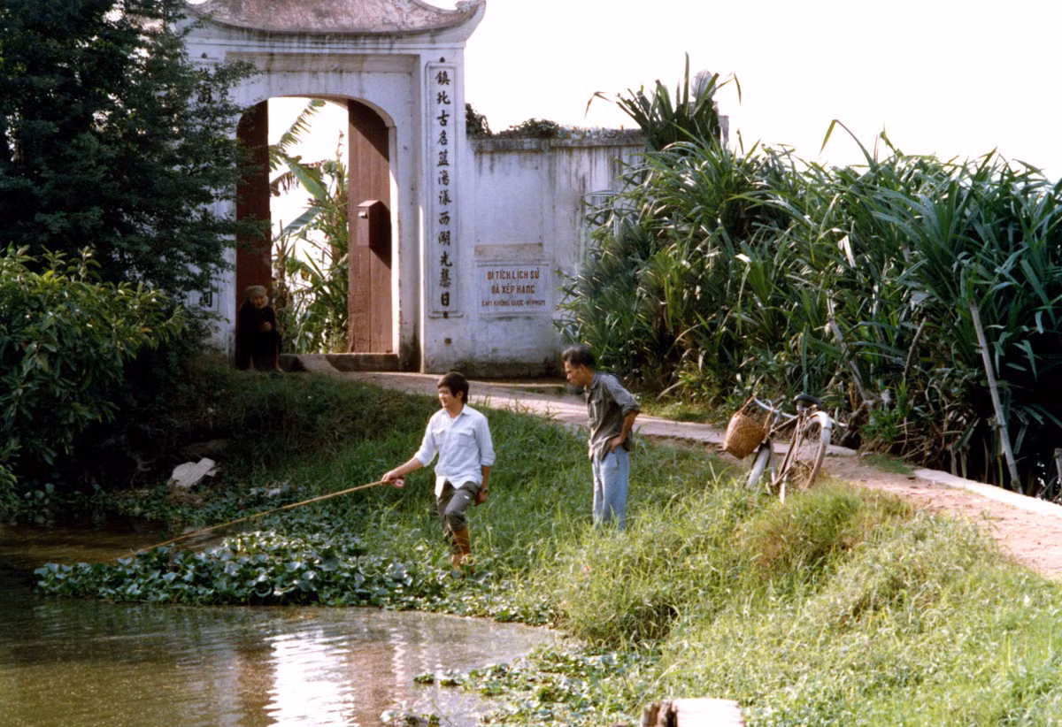 Cổng chùa Trấn Quốc, Hà Nội năm 1990. Lúc này lối vào chùa Trần Quốc chỉ là lối mòn nhỏ mọc đầy cỏ dại băng qua hồ Tây . Ảnh: Diligam_te Flickr.