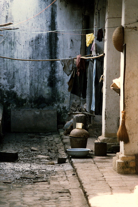 Góc sân mộc mạc của một ngôi đền/chùa khu vực hồ Tây.