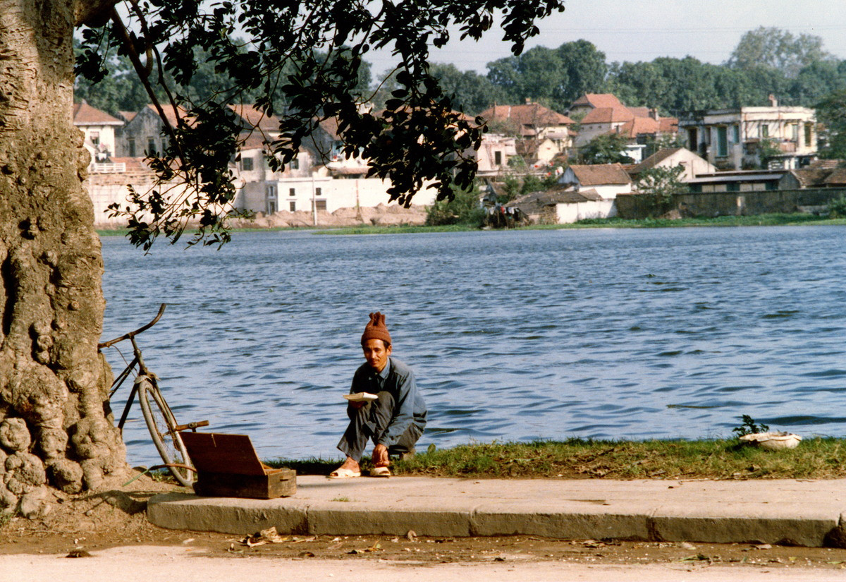 Người thợ sửa xe đạp hành nghề bên hồ Trúc Bạch với hành trang rất đơn sơ.
