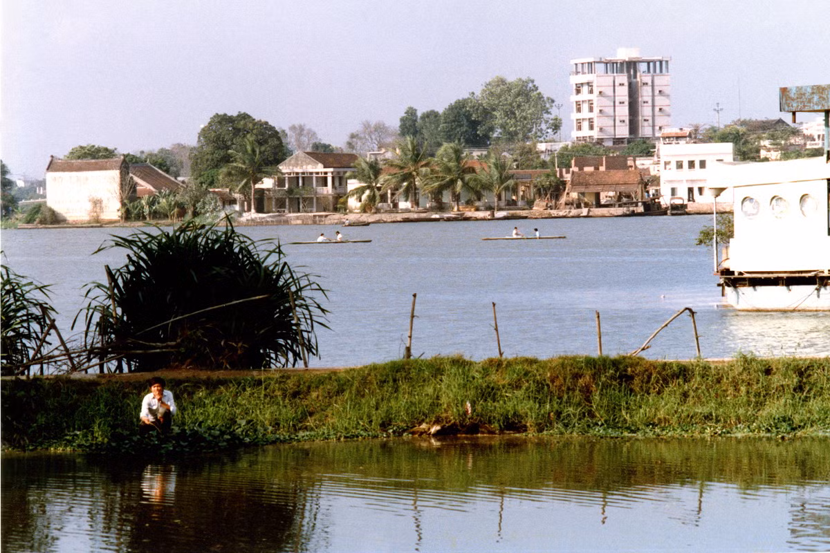 Lúc này một số phần của hồ Trúc Bạch được ngăn lại làm nơi nuôi cá.