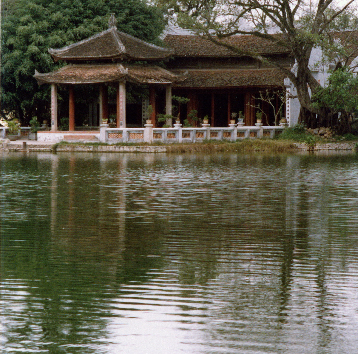 Từ bờ hồ Hoàn Kiếm "zoom" vào khu đền chính và Đình Trấn Ba.