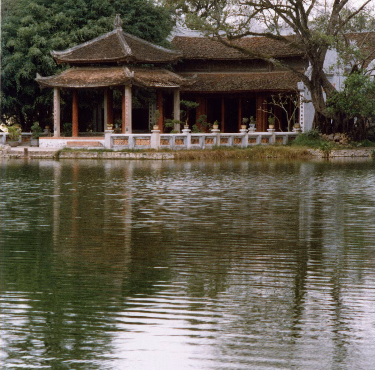 Từ bờ hồ Hoàn Kiếm "zoom" vào khu đền chính và Đình Trấn Ba.