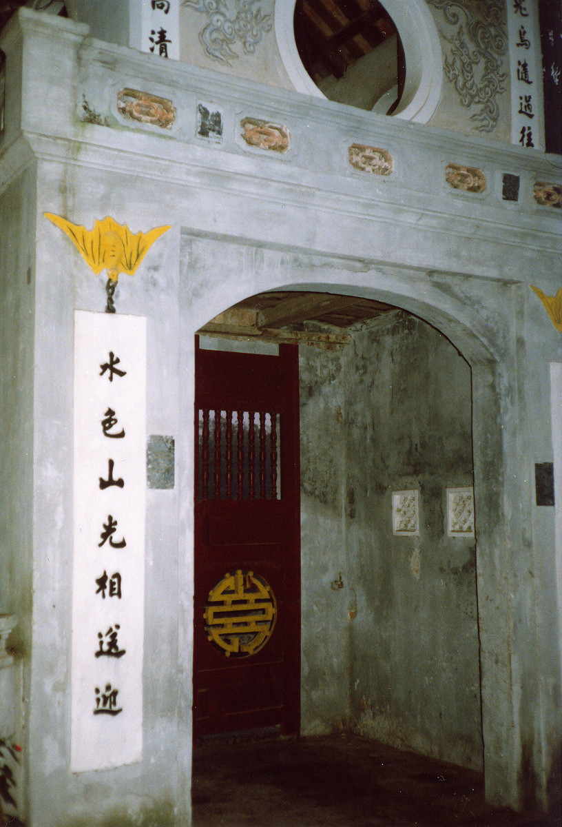 Đắc Nguyệt Lâu - cánh cổng phía trong cùng của đền Ngọc Sơn.