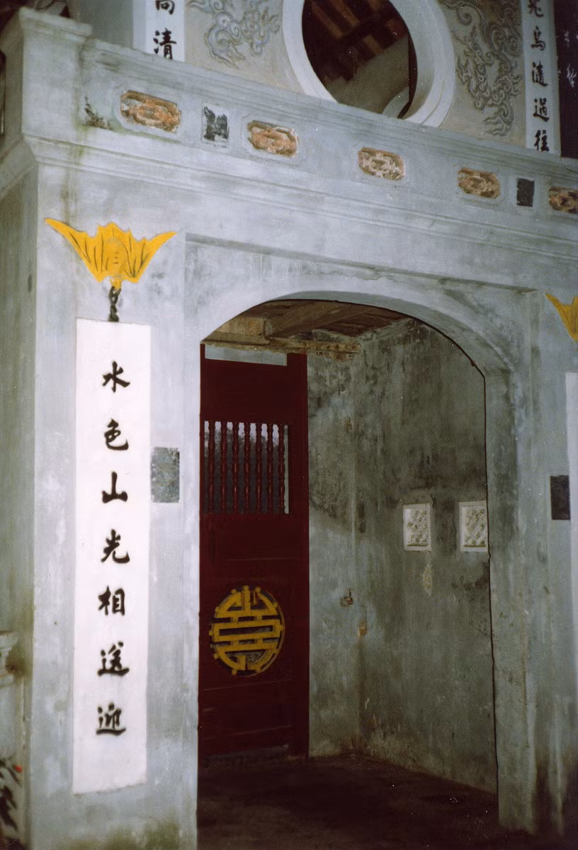 Đắc Nguyệt Lâu - cánh cổng phía trong cùng của đền Ngọc Sơn.