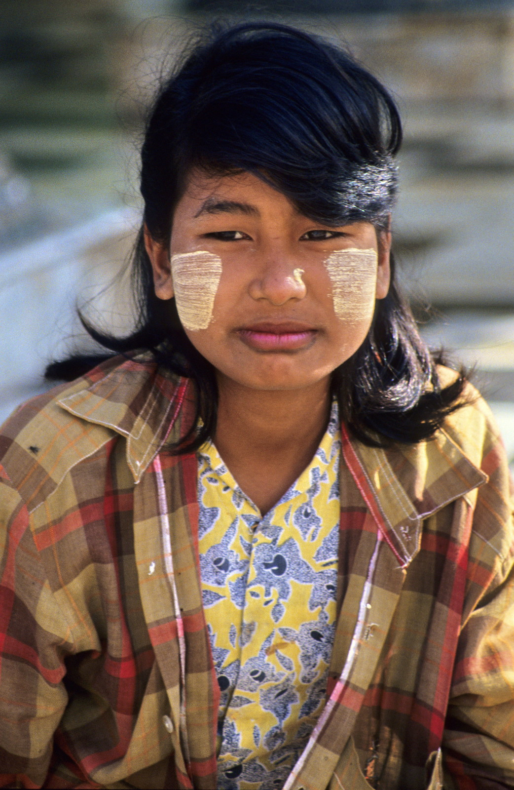 Thiếu nữ thủ đô Yangon với khuôn mặt được trang điểm bằng phấn thanaka, Myanmar năm 1992. Ảnh: Stefan Hajdu Flickrs.